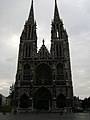 Une panne générale plonge la ville dans l'obscurité... Éd. Glénat 1986, p. 8. Vu sur la sombre église Saint-Pierre et Paul à Ostende, employée par l'auteur pour démontrer la panne d'électricité. En 1999, une panne d'électricité plongea la ville dans le désarroi pendant deux heures[49].