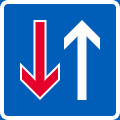 Etusijalla vastaantulevien ajoneuvojen/Mötande trafik har väjningsplikt