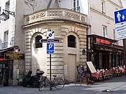 La fontaine du Pot-de-Fer, all'angolo della rue du Pot-de-Fer.