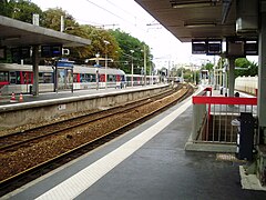 Le quai de gauche est en règle générale pour La Défense et Paris-Saint-Lazare.