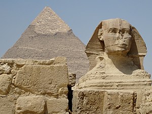 הספינקס הגדול של גיזה על רקע הפירמידה של חאפרו.