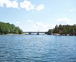 Klintsundet, "porten mot den yttre skärgården" och den öppningsbara svängbron mellan Västra- och Östra Lagnö. Foto: Juni 2008.