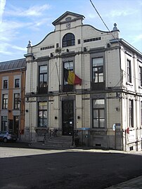 Maison communale. Construite par Émile Ryez en 1877[39], agrandie par Alfred Machelidon en 1931[40].