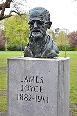 Jame's Joyce's bust on St. Stephen's Green, Dublin. It says James Joyce 1882–1914.