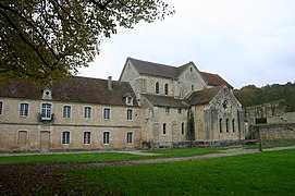 L'ancien dortoir des moines et l'abbatiale.