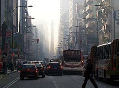 Avenida Corrientes y el Obelisco bajo el humo