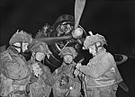 Les Pathfinders de la 6e division synchronisant leurs montres le 5 juin avant d'être parachutés en Normandie.