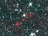 Imagen de su descubrimiento. El cometa aparece como los 3 puntos rojos difusos en composición de tres imágenes infrarrojas tomadas por el telescopio NEOWISE el 27 de marzo de 2020.