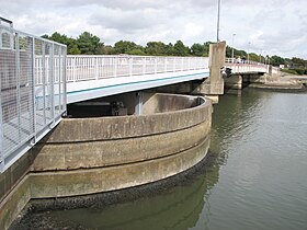 Le pont de Kérino vu de la rive droite avec, au premier plan, l'élément tournant.