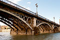 Le pont de Triana. Les arcs parallèles formant les arches sont bien visibles.