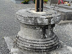 Le socle de la croix principale.