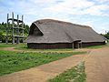 La maison longue et la grande plate-forme de Sannai-Maruyama.