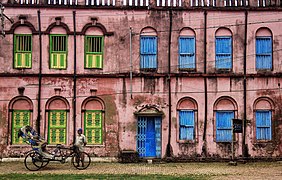 La Maison Bose et un rickshaw (pousse-pousse) dans le Vieux Serampore, un des nombreux comptoirs européens (ici danois) le long du défluant Hooghly.