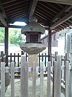 奈良・當麻寺の石灯籠（凝灰岩製、奈良時代、重要文化財）。