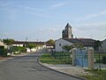 La rue des Moulins à Berneuil. On remarque la présence d'habitats pavillonnaires.