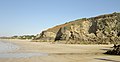 Falaise au sud de la plage de Trezmalaouen vue de la plage découvrant à marée basse 3.