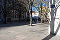 La place Édouard-Commette, depuis l'avenue Adolphe-Max indiquée avec une plaque de rue.