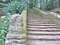 Locuon ː l'escalier et la statue mutilée de la déesse-mère replacée en bas de l'escalier.