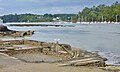 Les parcs à huîtres du château de Bélon (rive droite du Bélon, côté Riec-sur-Bélon) ; à l'arrière-plan le port du Bélon, côté Moëlan-sur-Mer).