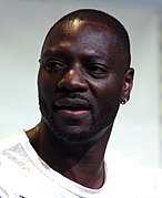 Adewale Akinnuoye-Agbaje interprète le commandant Ogunwe.