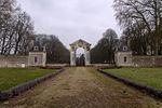 Grand hémicycle d'entrée, conservant ses pavillons et le portail.