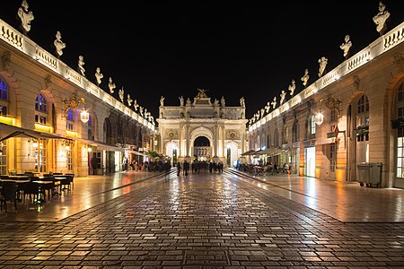 Rue et arc Héré de nuit.