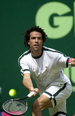 photo de Younès El Aynaoui tenant la raquette à la main