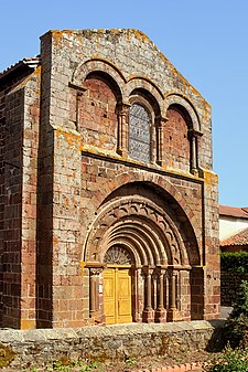 Portail à voussure polylobée de l'église Sainte-Foy de Bains.