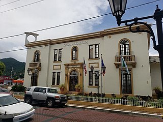 Casa Alcaldía with the American, Puerto Rican and Maunabo flags in front, in Maunaba barrio-pueblo