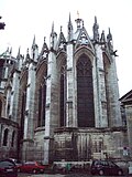 Photo de la chapelle axiale montrant l'élancement de l'édifice par des verrières étroites et des contreforts marqués