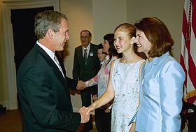 Elizabeth Smart (au centre) accueillie par le président américain George W. Bush lors de la signature du PROTECT Act of 2003 le 30 avril 2003.