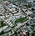 L'École normale supérieure de Lyon et ses jardins, dans le cadre urbain de Gerland.