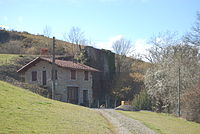 Une maison et un four à chaux.