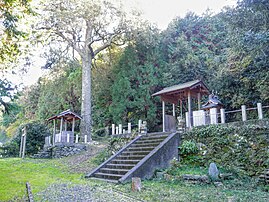 元宮の諏訪明神社（右）と鎌八幡宮（左）