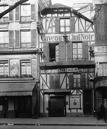 Le Chat noir, boulevard de Clichy, en 1929. Sur la façade on lit : Caveau du Chat Noir.