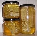 Med kao gotov proizvod s dijelovima saća u medu