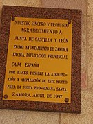 Placa conmemorativa de la ampliación del museo