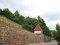 Pavillon an der südwestlichen Grundstücksecke der Meyerburg, links oben deren Turmspitze. Blick die Straße Altfriedstein hinunter.