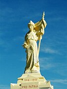 La partie supérieure du monument aux morts, devant l'église.