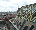 屋根瓦で描いたモザイクの様な紋章
