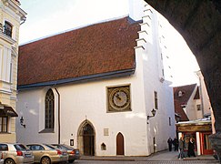 Vista de la disposición del reloj en la fachada de la Iglesia del Santo Espíritu de Tallin