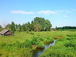 Река Ухтанка возле моста на трассе Ярославль — Любим (слева видна д. Валино)