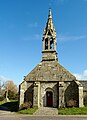 Plonévez-du-Faou : chapelle du Quilliou, façade et calvaire.