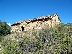 Vista fronto-lateral derecha de la ermita de San Pedro en El Cuervo (Teruel).