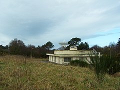 Bâtiment du CTS (PB7) en friche, une antenne mesurant 32,50 mètres de diamètre, était disposée sur le toit de ce bâtiment.