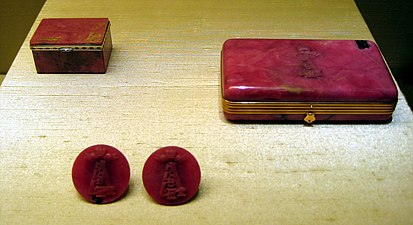 Parure en rhodonite, ayant appartenu au tsar Alexandre III, étui à cigarettes (1908-1917) et boutons de manchettes (1891-1894), Taillerie d'Ekaterinbourg, Orfèvrerie par l'atelier de Pierre-Karl Fabergé