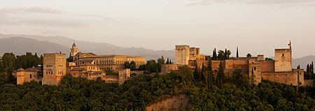 قصر الحمراء عند الغروب، في غرناطة بإسبانيا. الصورة مأخوذة من مطل القدّيس نقولا (ميرادور دي سان نيكولاس).