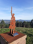 Estatua conmemorativa da batalla no alto de Montouto.