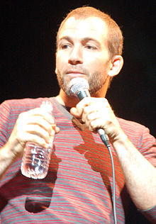 Bryan Callen interprète Bilson.