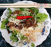 Bún thịt nướng, garni de porc.